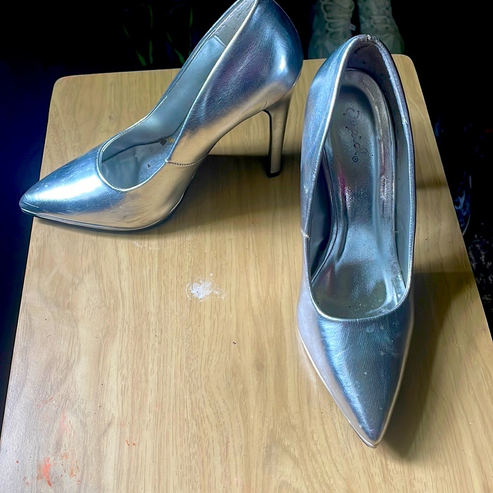 Qupid strikes again with these 4in Silver Stacked Pumps